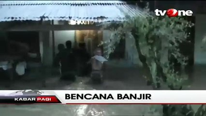 Warga Selamatkan Satu Keluarga yang Terjebak Banjir di Aceh