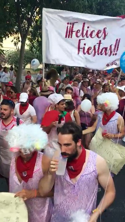 Salida de las peñas en la primera corrida de las fiestas de Santa Ana en Tudela