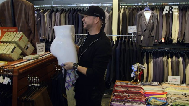 'Wahlburgers' Exclusive Preview: Donnie Shows Off His Butt