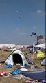 Des dizaines de tentes se font emporter par le vent pendant un festival
