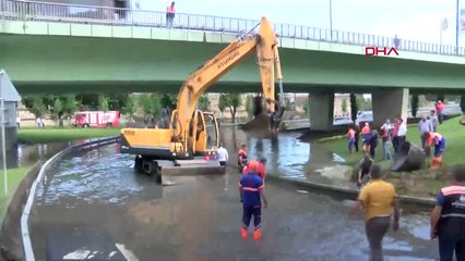 İstanbul- Bayrampaşa'da Su Baskını Araçlar Mahsur Kaldı