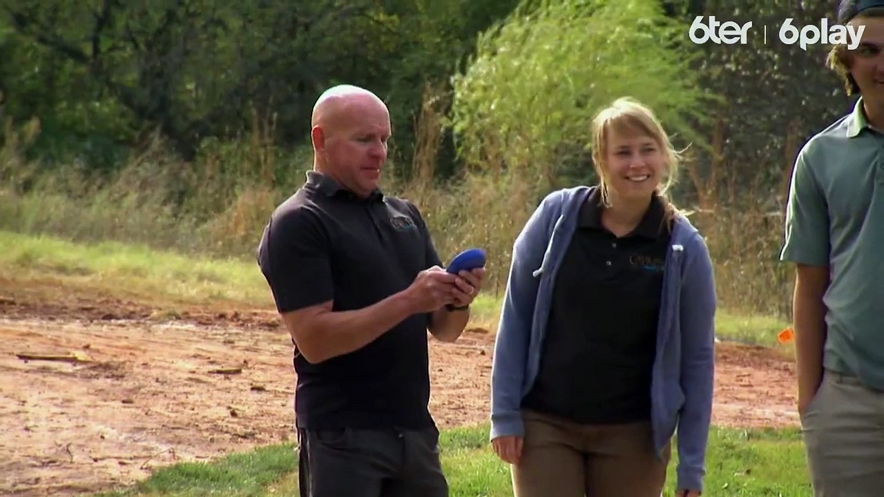 Piscine de FOU + cascade + grotte avec bar flottant = Les Rois de la Piscine en replay  bit.ly/LesRoisdeLaPiscine
