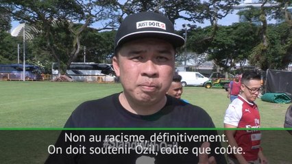 Arsenal - Les fans au soutien d'Ozil à Singapour