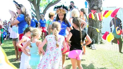 La beauté des habitants de l'Île de Pâques en images et musique.