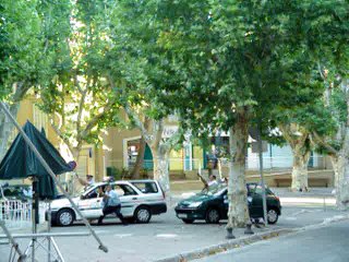 NOS AMIS LES FLICS : Coulisses du tournage :  fusillade sur la place de TRETS