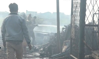 Download Video: Puluhan Lapak di Jalan Cakung-Cilincing Raya Terbakar