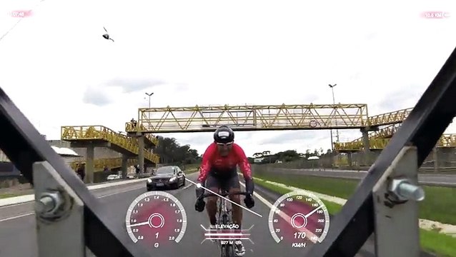 Ce cycliste roule à une vitesse record sur l'autoroute