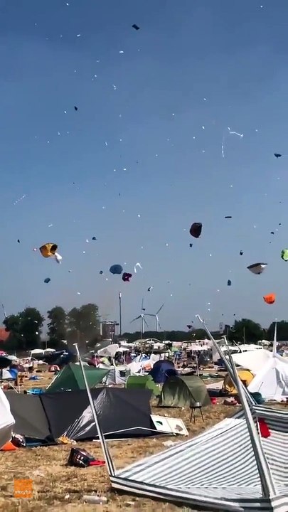 Les tentes et parasols s'envolent dans une tornade en Allemagne