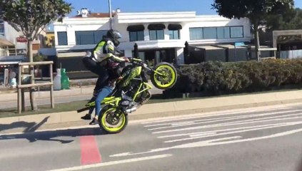 Sevgilisini Sırtüstü Motosiklete Yatırıp Tek Teker Üstünde Gitti