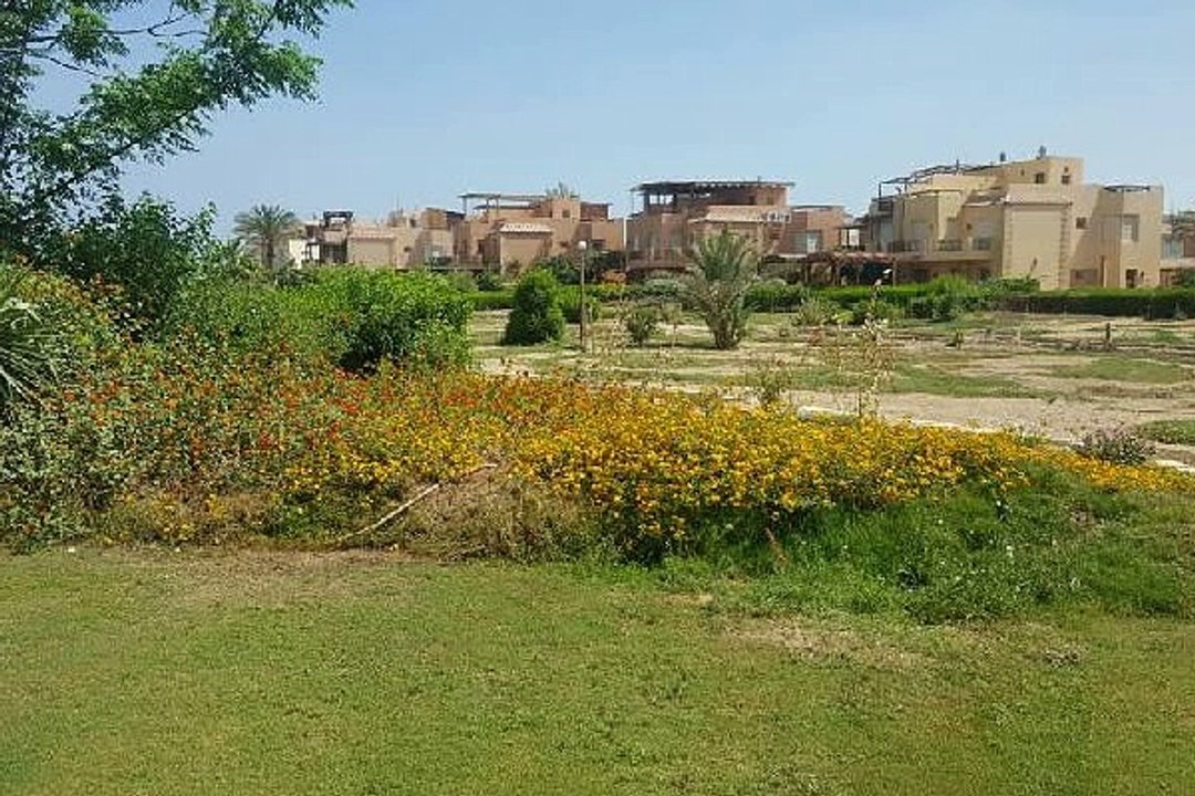 توين هاوس للبيع في العين باي العين السخنة سوبر لوكس يرى البحر