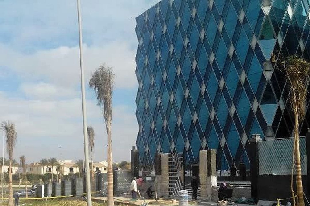 بالتجمع الخامس مقر ادارى للايجار متشطب او نصف تشطيب
