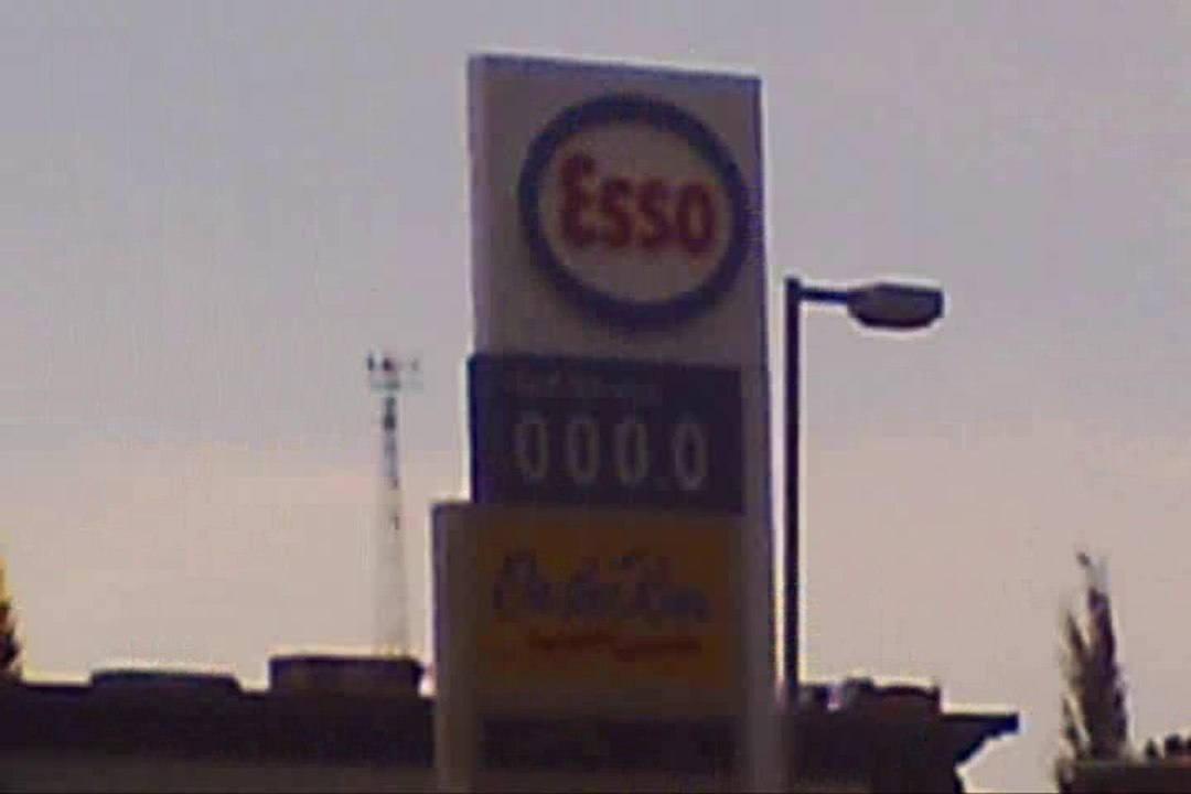 007.UFO LOOK BETWEEN THE LIGHT POST.THIS IS THE ORIGENAL VIDEO . SHOT IN RED DEER ALBERTA CANADA.FLYING SAUCER CAUGHT ON VIDEO UNIDENTIFIED FLYING OBJECT. BLUE BOOK HAS NEVER SEEN THIS VIDEO.ALIENS INSIDE.