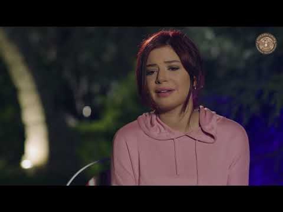 هدية قيس لزينة وبوسة زينة له - مسلسل الحب جنون...