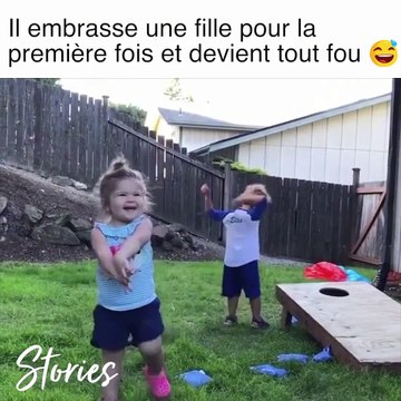 Il embrasse cette fille pour la première fois et il devient fou fou