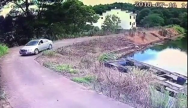 Régis fait une marche arrière près d'un étang