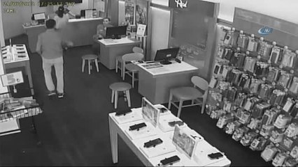 İnternete Bağlanamayınca Pompalı Tüfekle İş Yeri Bastı, O Anlar Kamerada