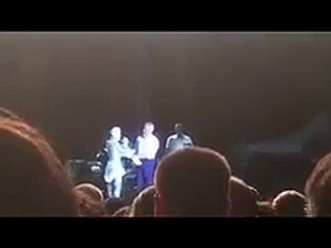 Şarkıcı Gülşen, konser esnasında kendisine 'Başkan geliyor çorabını çeker misin?' diyen sunucuyu belediye başkanına şikayet etti