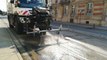 Un camion-citerne arrose la chaussée du tramway à Nancy pour refroidir les rails.