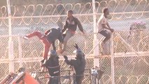 Cientos de inmigrantes cruzan la valla de Ceuta