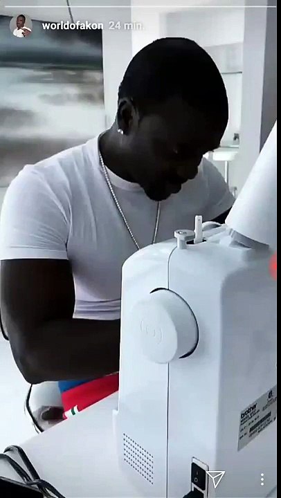 Akon se met à la couture