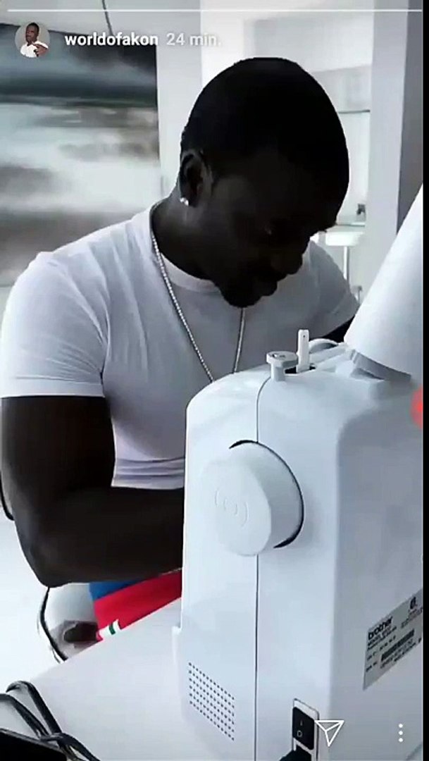 ⁣Akon en mode couturier
