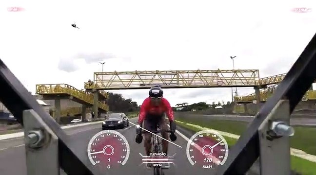 Ce cycliste roule à plus de 165 kmh sur l'autoroute... Fou