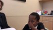 La réaction de cet enfant qui parle avec un électrolarynx pour la première fois : juste adorable
