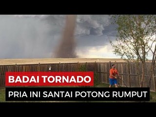 Santai Potong Rumput, Pria Ini Nggak Sadar Ada Tornado
