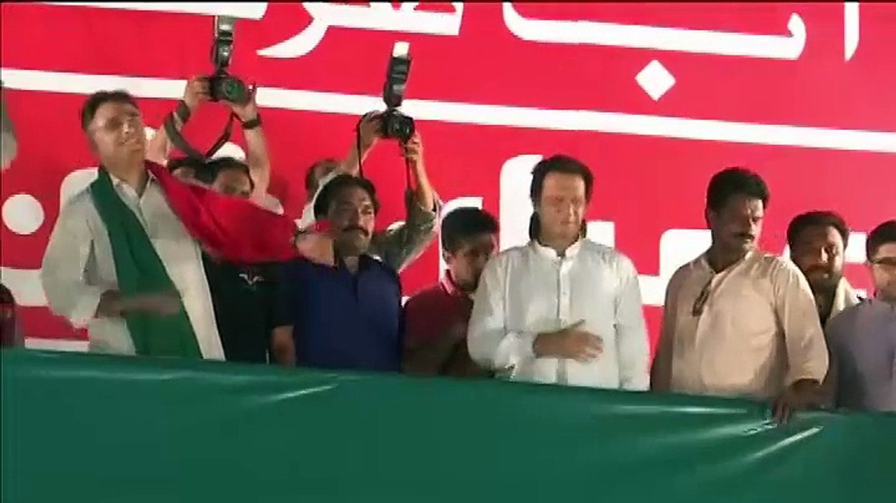 Imran Khan, ancien playboy et champion de cricket, en passe de diriger le Pakistan