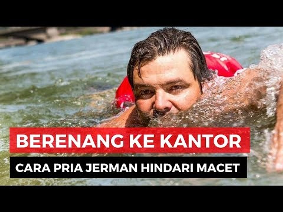 Pria Ini Berenang ke Kantor Setiap Hari