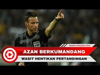 Wasit Hentikan Pertandingan Sepak Bola Saat Azan Berkumandang