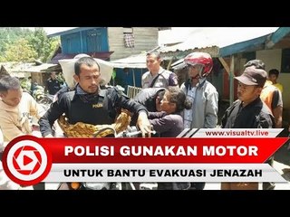 Salut! Akses Jalan Buruk, Polisi Angkut Jenazah Warga Pakai Motor