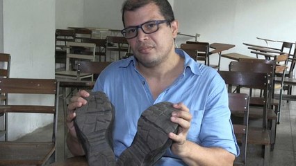 Questo è il professore venezuelano che non può permettersi nemmeno le suole delle scarpe