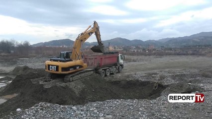 Download Video: Report Tv - Vlorë, vodhën zhavorin e lumit, 9 biznesmenë dhe zyrtarë të pandehur