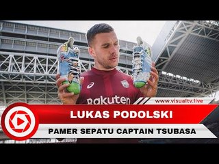 Lukas Podolski Pamer Sepatu Adidas Captain Tsubasa