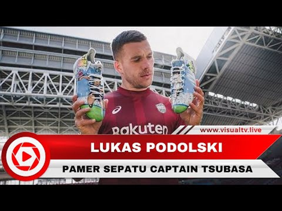 Lukas Podolski Pamer Sepatu Adidas Captain Tsubasa