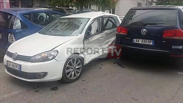 Report Tv - Aksident në Tiranë, përplasen dy automjete te Komuna e Parisit