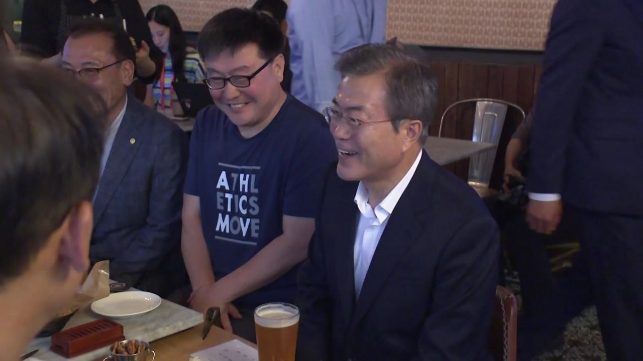 문 대통령, 광화문 호프집 깜짝 방문..."최저임금 편하게 이야기하자" / YTN