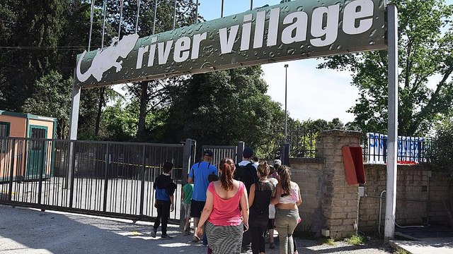 Sgomberato campo rom. Roma contro Bruxelles