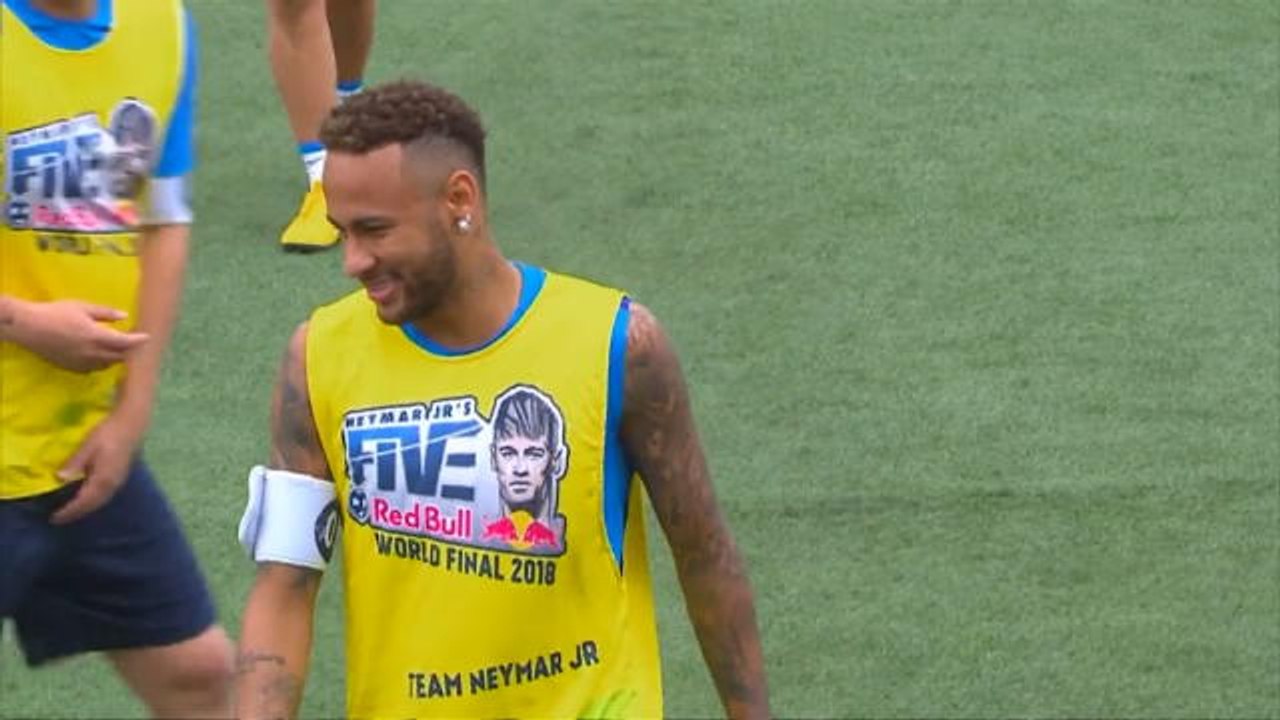 PSG - Neymar perd les pédales lors d'un foot à 5