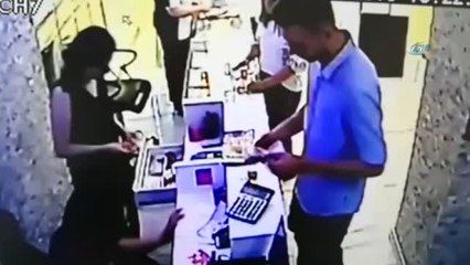 Bolu'da, Sahte Altınları 21 Bin Liraya Kuyumcuya Satan Dolandırıcılar Kamerada