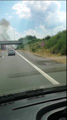 Voiture en feu sur l’E411 dans les travaux à Daussoulx en direction du Luxembourg