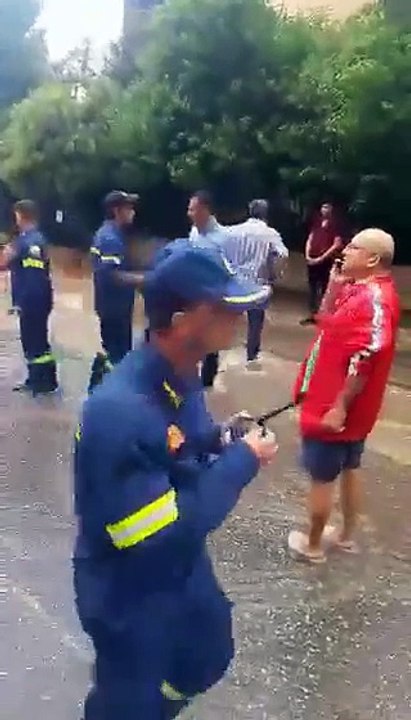 Η στιγμή που ο Γιώργος Καραμέρος κλείνει δρόμους στο Μαρούσι