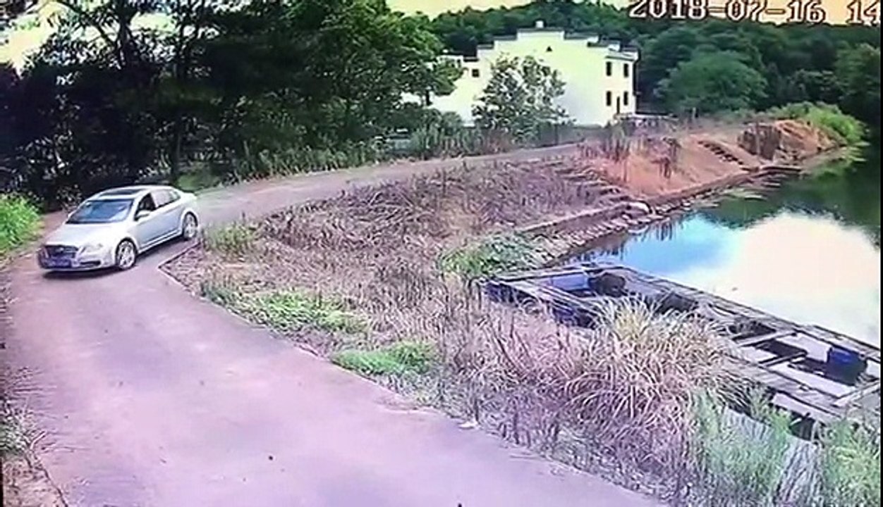 Il fait une marche arrière et termine dans un étang