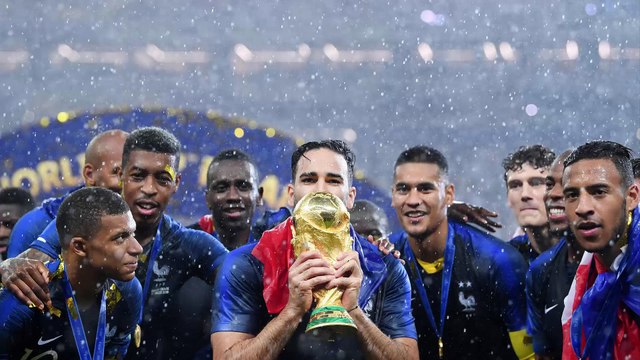 Pamela Anderson : la chérie d’Adil Rami affole Instagram avec un décolleté vertigineux