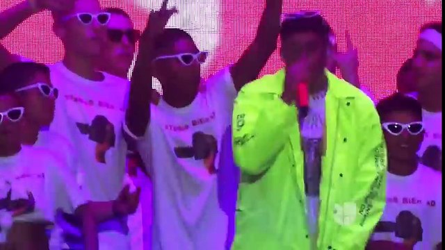 Bad Bunny - Estamos Bien (En Vivo) Premios Juventud 2018