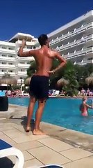 Le prof de gym à la piscine dont rêve toutes les femmes