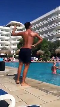 Le prof de gym à la piscine dont rêve toutes les femmes