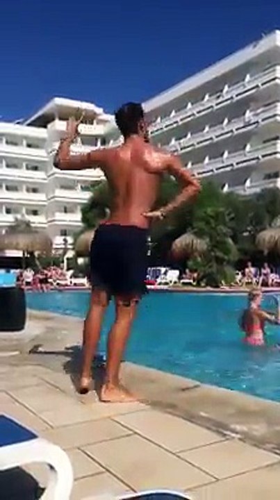 Le prof de gym à la piscine dont rêve toutes les femmes