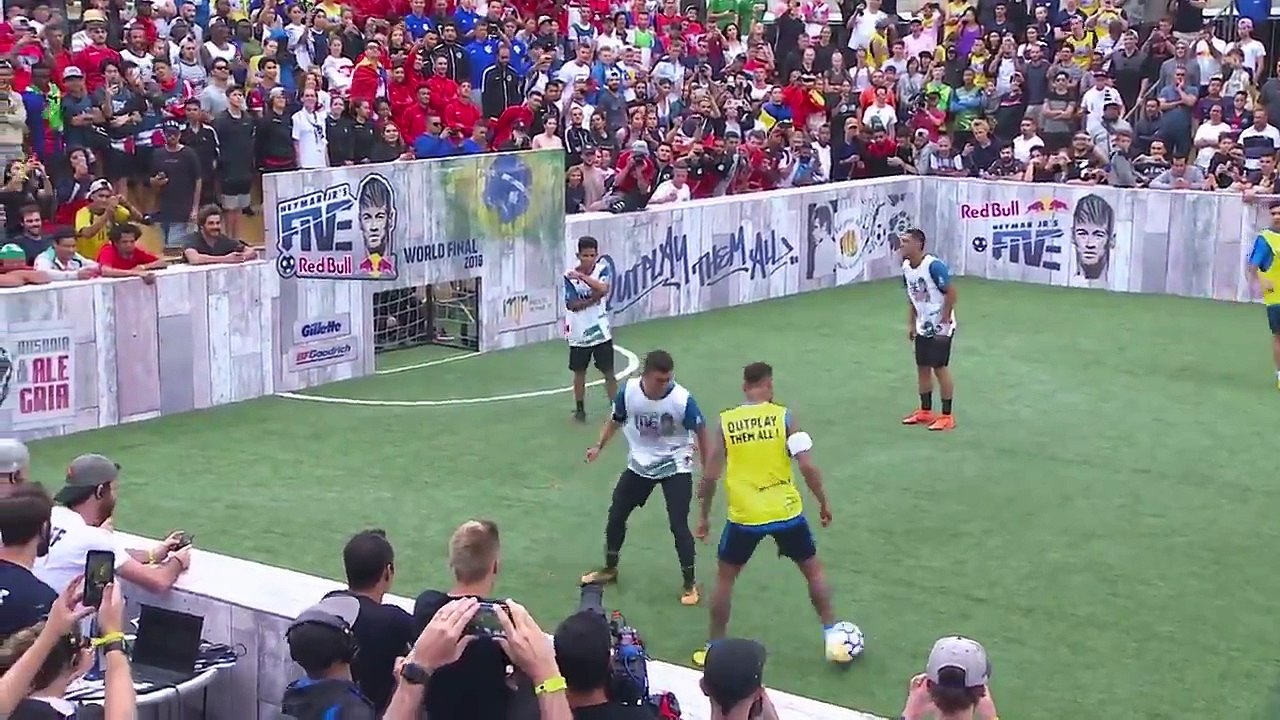 Neymar Jr rate son dribble et se venge sur ce joueur de futsal